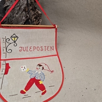 sandfarvet-opbevaring-til-juleposten-broderet-julemand-tekst-juleposten-gammel-julepynt
